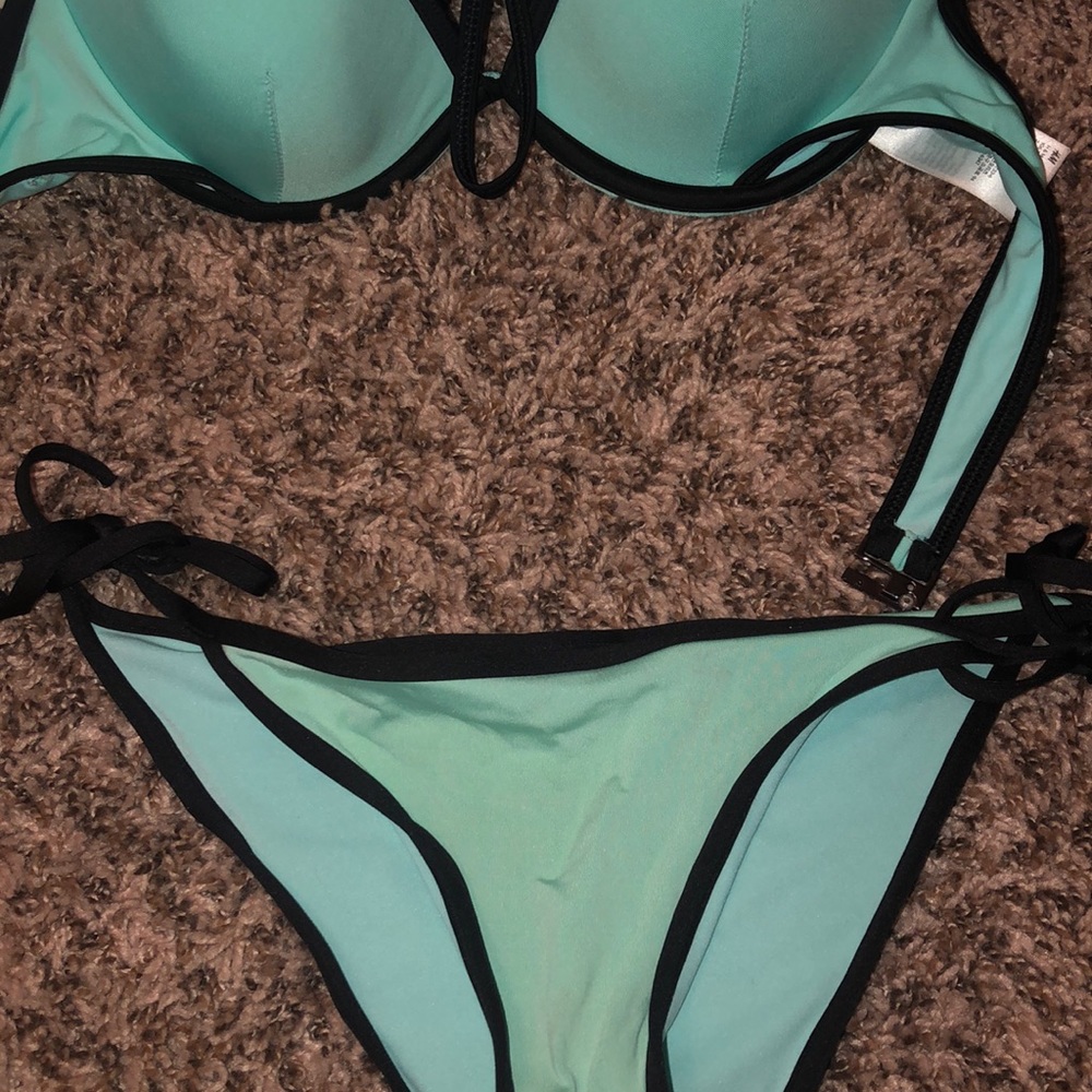Bikini - Picture 3 of 5